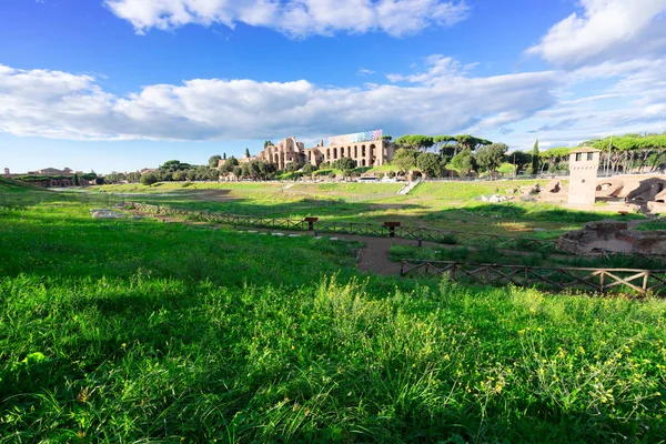 Foro - Ruinas romanas en Roma, Italia — Foto de Stock