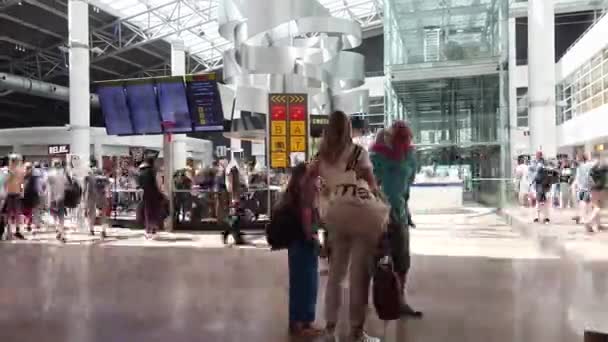 Kilátás a modern repülőtérre — Stock videók