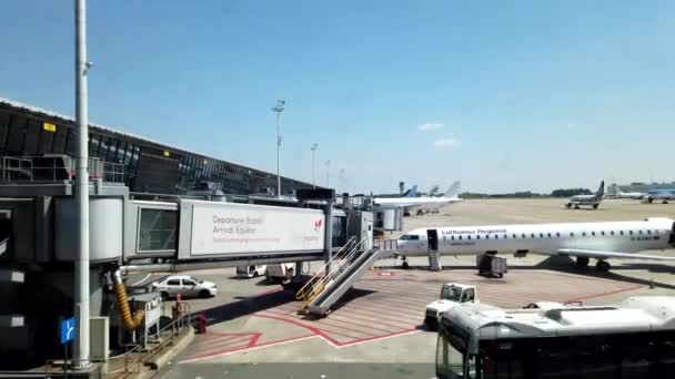 Вид на современный аэропорт — стоковое видео