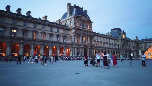 Το μουσείο τέχνης του Λούβρου στο Παρίσι — Stockvideo