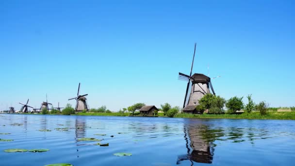 Hollandse windmolen boven rivierwater — Stockvideo
