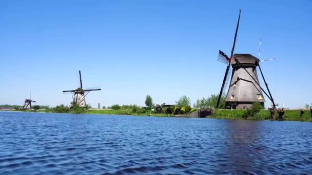 Hollandse windmolen boven rivierwater — Stockvideo