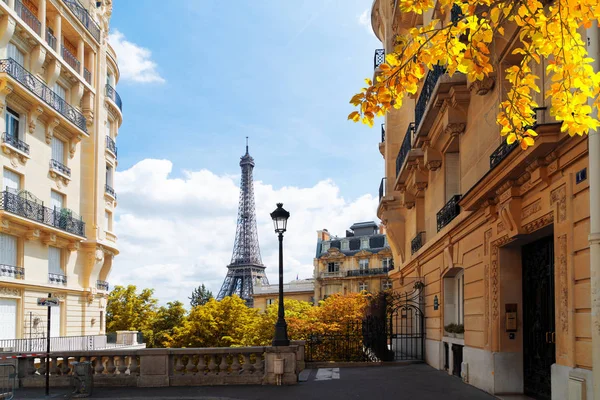 Tour eiffel y la calle Paris —  Fotos de Stock