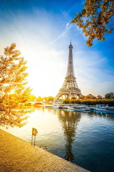 Tour eiffel sobre el río Sena — Foto de Stock