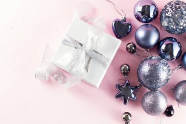 Pembe üzerine gri Noel süslemeleri