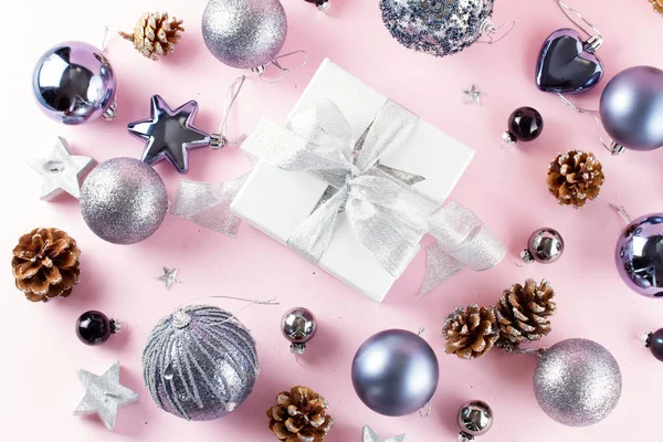 Grå jul dekorationer på rosa — Stockfoto