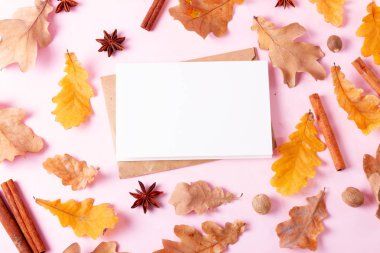 Sonbahar arkaplanından çıkar