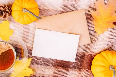 Sonbahar arkaplanından çıkar