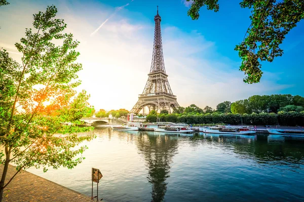 Eiffeltur över floden Seine — Stockfoto