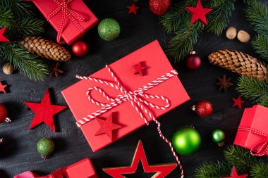 Altın madalyalarla bezenmiş Noel sahnesi