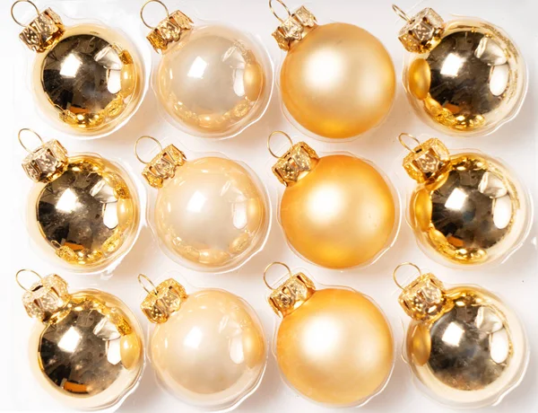 Natal flat lay cena com decorações douradas — Fotografia de Stock