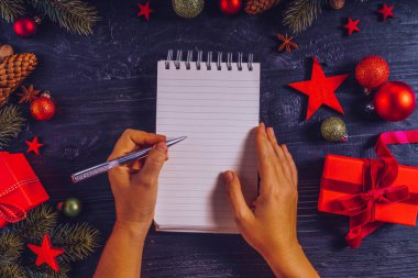 Altın madalyalarla bezenmiş Noel sahnesi