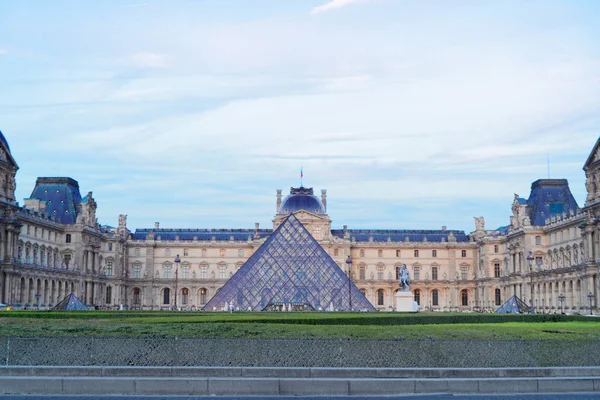 Museu de Arte do Louvre em Paris — Fotografia de Stock