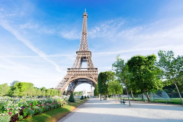 Eiffel-túra és párizsi városkép — Stock Fotó