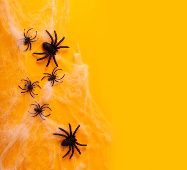 Turuncu arka planda Cadılar Bayramı sahnesi