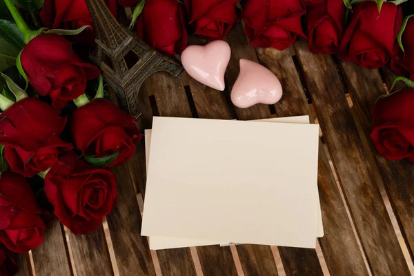 テーブルの上の濃い赤いバラ — ストック写真