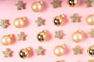 Altın madalyalarla bezenmiş Noel sahnesi