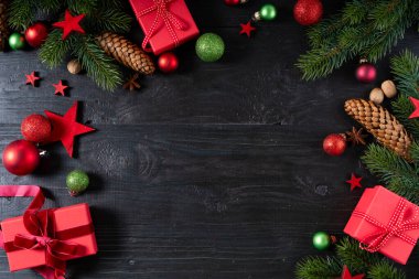 Altın madalyalarla bezenmiş Noel sahnesi