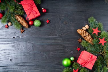 Altın madalyalarla bezenmiş Noel sahnesi