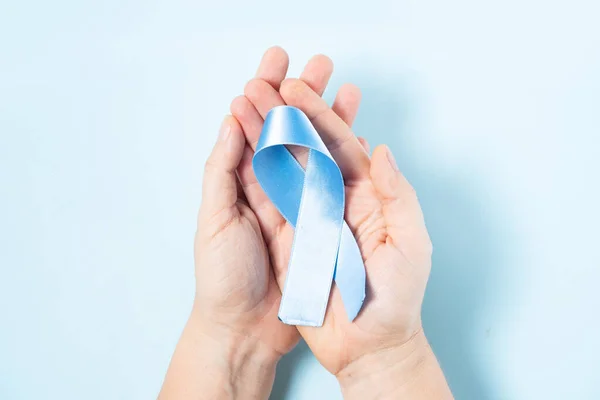 Mão segurando Diabetes Conscientização Blue Ribbon — Fotografia de Stock