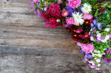 Beyaz üzerine ay çiçekleri