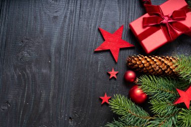 Altın madalyalarla bezenmiş Noel sahnesi