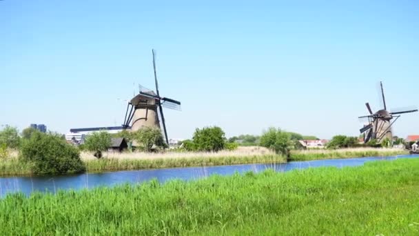 Molino de viento holandés sobre las aguas del río — Vídeos de Stock