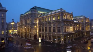 Opera binalı Viyana sokağı