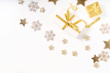 Altın madalyalarla bezenmiş Noel sahnesi