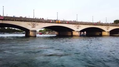 Seine nehri ve Pont Dlena