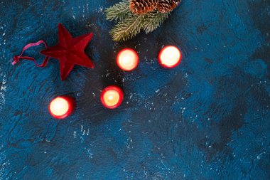 Altın madalyalarla bezenmiş Noel sahnesi