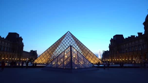 Umělecké muzeum louvre v Paříži — Stock video