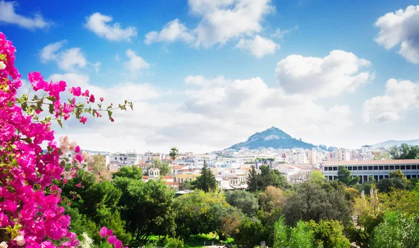 Paisaje urbano de Atenas con Lycabettus Hill — Foto de Stock