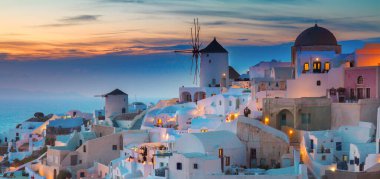 Geceleri Oia köyü, Santorini.