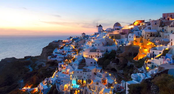 Vesnice Oia v noci, Santorini — Stock fotografie