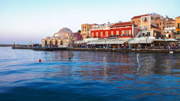Der venezianische Hafen und die türkische Moschee Yiali Tzami von Chania — Stockfoto