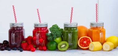 İçeceklerle birlikte taze ve pürüzsüz bir içecek.