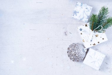 Altın madalyalarla bezenmiş Noel sahnesi