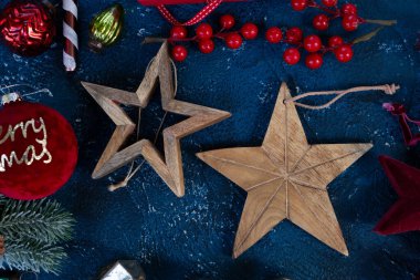 Altın madalyalarla bezenmiş Noel sahnesi