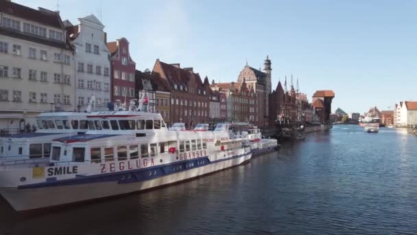 Historische stad Gdansk aan zee — Stockvideo