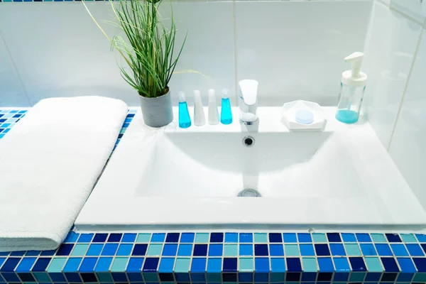 Detalles de baño moderno — Foto de Stock