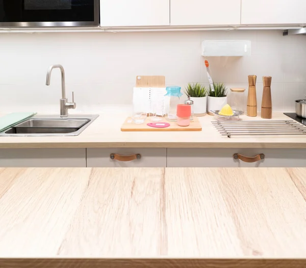 Tampo da mesa de madeira na sala de cozinha desfocada — Fotografia de Stock