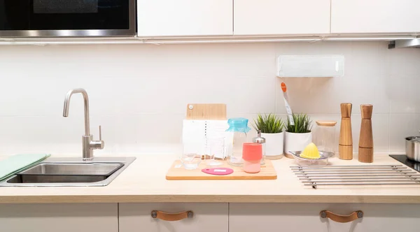 Wood table top on blur kitchen room — Stock Photo, Image