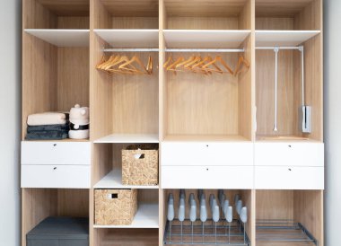 Dolabın içinde büyük bir yürüyüş.