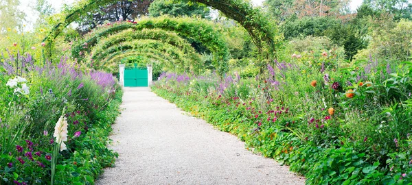 Gverny green garden gallery — Stock Photo, Image