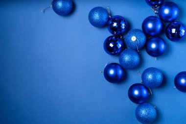 Cam topların olduğu bir Noel sahnesi