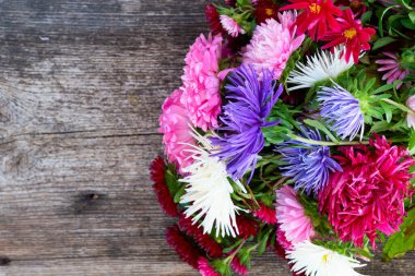 Beyaz üzerine ay çiçekleri