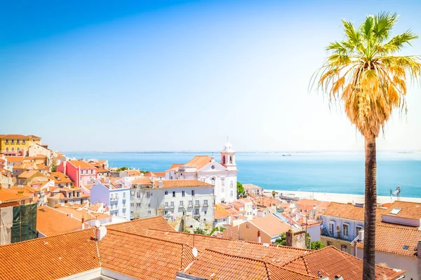 Вид Alfama, Lisbon, Portugal — стоковое фото