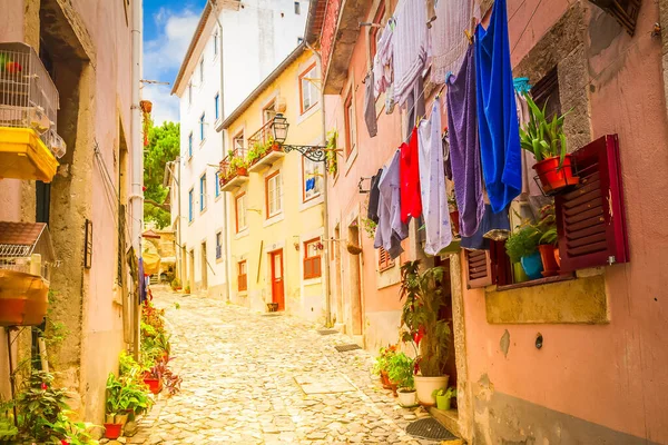 Rua na cidade velha de Lisboa — Fotografia de Stock