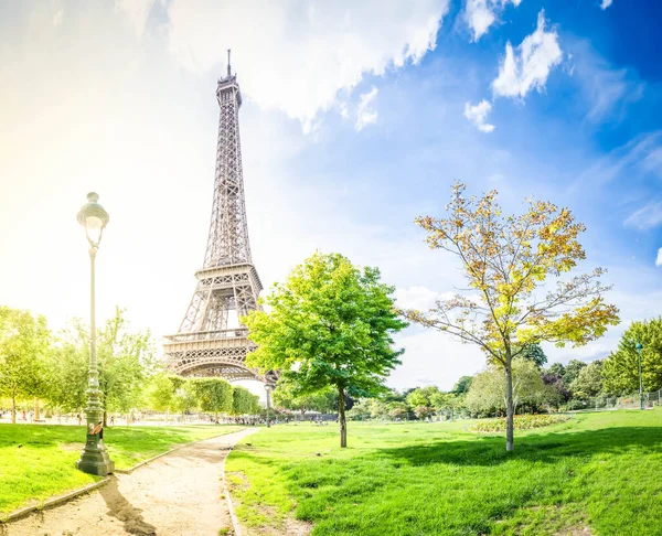 Tour eiffel y paisaje urbano de París — Foto de Stock